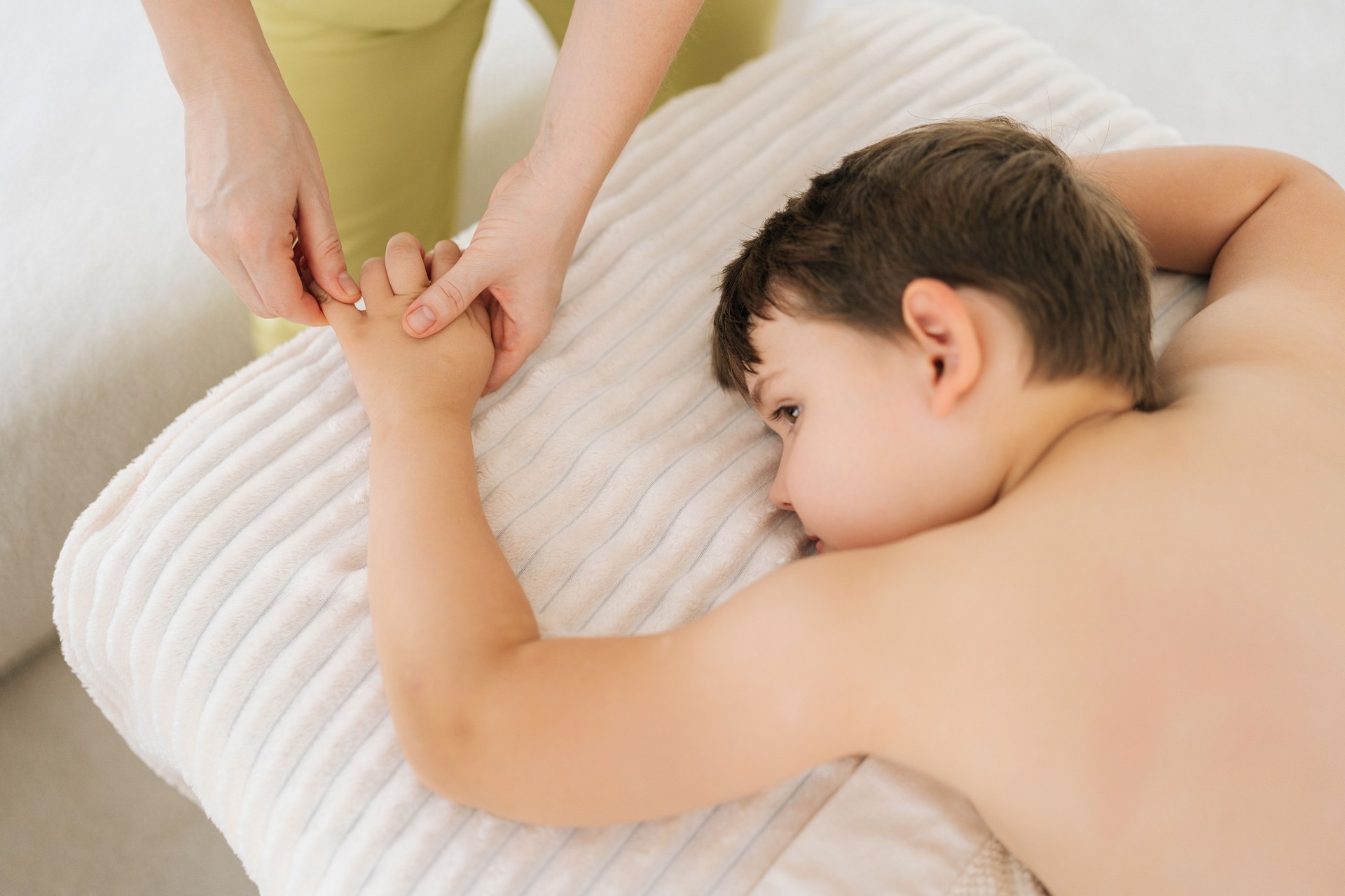 Masseuse à domicile qui masse un homme et une femme en Loire-Atlantique 44 sur une table de massage. Masseuse Bien-être Jessica Gérontopraticienne. Massage pour enfant garçon et fille relaxant 